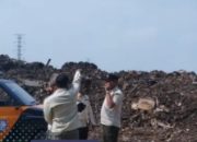 Satpol PP Tindak Urukan Tanah Mengandung Sampah di Kolong Tol BKT Marunda
