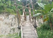 Jembatan besi yang ambrok pasca banjir, dan diganti jembatan bambu, kini menuai kekhawatiran warga sekitar