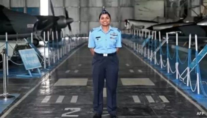 Pakistan Tangkap Pilot Perempuan Pertama India setelah Pesawatnya Ditembak