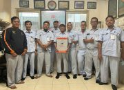 Anggota Masuki Usia Pensiun, PUK SPEE FSPMI PT. KYOSHA Indonesia Berikan Cenderamata