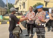 Polsek Kawasan Sunda Kelapa Gelar Jum’at Berkah, Bagikan Puluhan Paket Makanan kepada Pekerja Pelabuhan