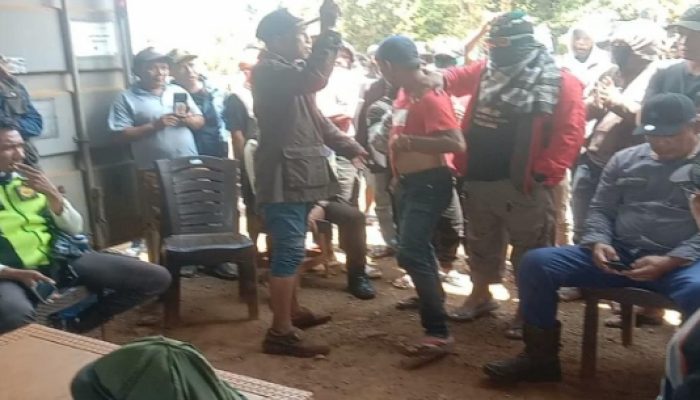 Viral, Preman Ditantang Duel, Ratusan Massa Aksi Solidaritas Tanah Ahli waris Abdurrabbie Geruduk MBB1