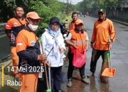 Lurah Cilincing Pimpin Pengurasan Genagan Air Jalan Sungai Landak
