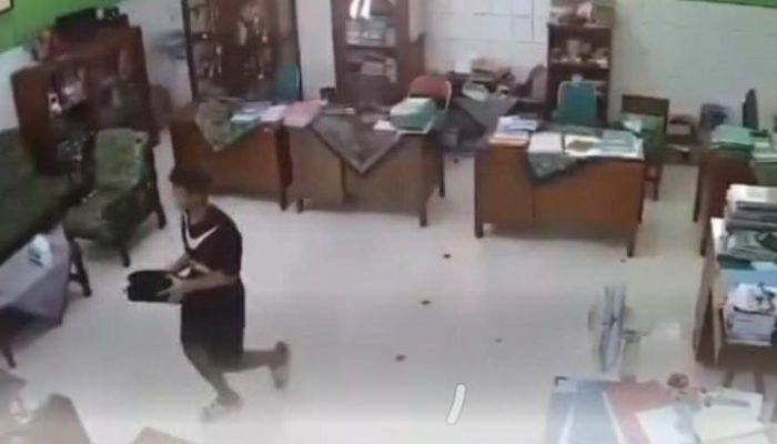 Bocah di Ponorogo Bobol Sekolah Gasak 3 Laptop dan Uang