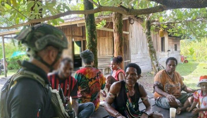 Kebersamaan di Perbatasan: Satgas Yonif 1 Marinir Bangun Kemanunggalan Lewat Komsos dengan Warga Papua