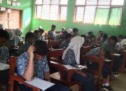 Hari Ke-3 Ulangan Semester Akhir (Asat) di SMPN 2 Leuwidamar Berjalan Lancar