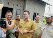 Angin Puting Beliung, terjang 32 rumah disergai Wabup Adlin Tambunan Turun Langsung Berikan Bantuan