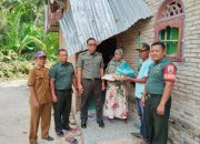 Danramil Teluk Mengkudu Serahkan Bantuan Bencana Kepada Enam Warga Desa Bogak Besar