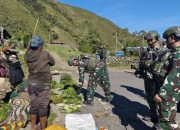 TNI Keliling Puncak Jaya Borong Hasil Bumi Masyarakat