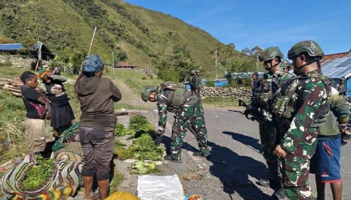 TNI Keliling Puncak Jaya Borong Hasil Bumi Masyarakat