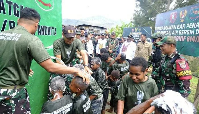 TNI Tembus Pedalaman Papua Kini 286 Rumah Sudah Teraliri Listrik
