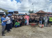 Polres Paniai Timur Gelar Bakti Sosial Gotong Royong Kebersihan Lingkungan Sambut Hari Bhayangkara ke-79