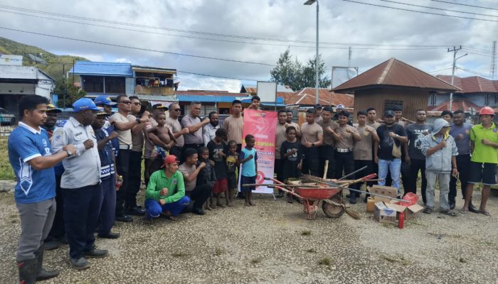Polres Paniai Timur Gelar Bakti Sosial Gotong Royong Kebersihan Lingkungan Sambut Hari Bhayangkara ke-79