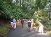 Warga Desa Sobang Gelar Aksi Gotong Royong Bersihkan Jalan Raya dan Lingkungan