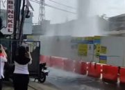 Air Menyembur dari Pipa Proyek PAM Jaya di Jatiwaringin, Tutup Tabung Lepas Karena Tekanan Air