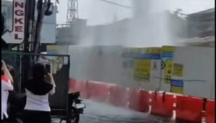 Air Menyembur dari Pipa Proyek PAM Jaya di Jatiwaringin, Tutup Tabung Lepas Karena Tekanan Air