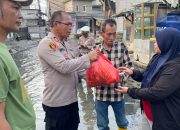 HUT Bhayangkara ke 79, Warga Muara Angke Jakut, Apresiasi Polres Pelabuhan Tanjung Priok Bantu Tangani Rob dan Beri Sembako