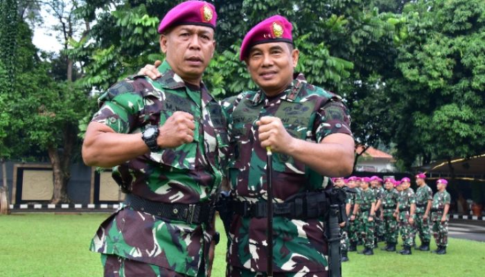 AKHIR PENGABDIAN SANG BAMA: PELTU MARINIR M. NOER DILEPAS KOMANDAN KORPS MARINIR