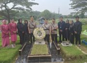 Polres Pelabuhan Tanjung Priok Gelar Tabur Bunga Dan Ziarah Kubur untuk Hormati Jasa Bhayangkara Gugur