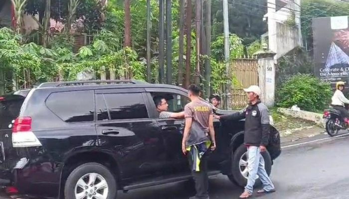 Pengendara Mobil Nekat Terobos One Way di Puncak, Tabrak Polisi Lalu Kabur ke Jakarta
