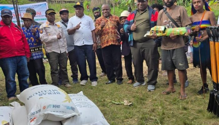 Rombongan Bupati Jayawijaya Salurkan Bantuan Alat Kerja dan Pangan ke Distrik Yalengga dan Bolakme