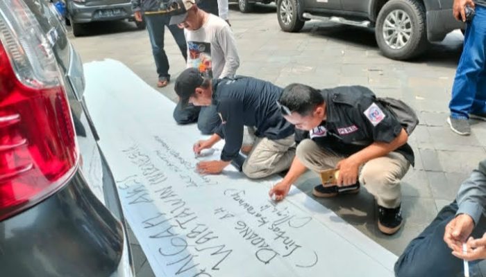 Lawan kebijakan gubernur yang anti pers!