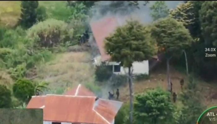 *Aksi Cepat Satgas Ops Damai Cartenz: Kejar Pelaku Pembakaran Rumah Bupati dan Kantor Distrik di Puncak*