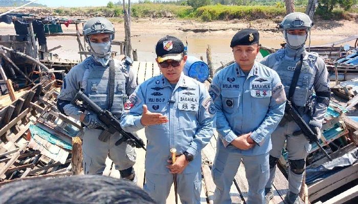 Bakamla RI Tertibkan 35 Penambang Pasir Timah Ilegal di Perairan Bangka Barat