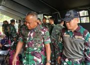 Prajurit Bangun Dapur Lapangan dalam Latihan Persiapan Upacara Kehormatan Militer di Batujajar