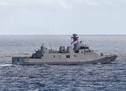 4 KRI TNI AL Latihan Manuver dengan Kapal Induk Inggris di Perairan Maluku
