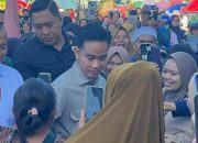 Gibran Bayar Lebih Saat Belanja di Pasar Kebon Roek NTB