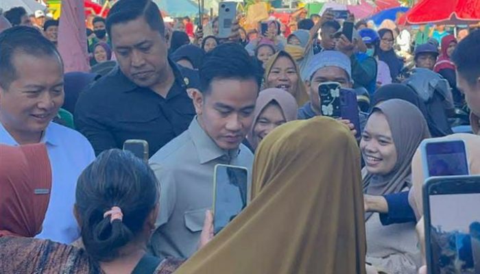 Gibran Bayar Lebih Saat Belanja di Pasar Kebon Roek NTB