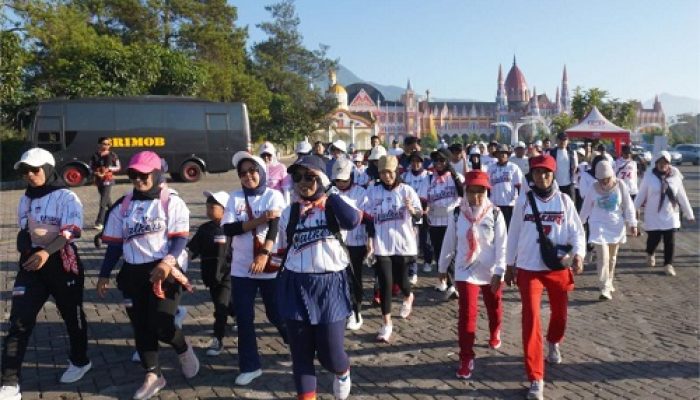 Bupati Lepas Peserta Jalan Kaki Sumedang Walkers di Jatinangor