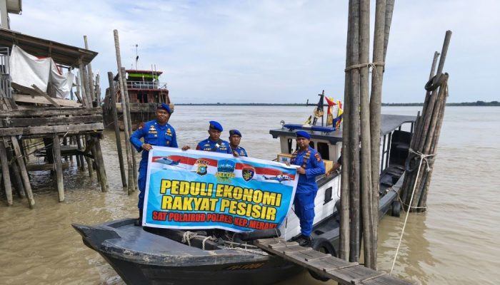 Satpolairud Polres Meranti Bagi-bagi Sembako Ke warga Pesisir Lakukan Program Jalur Polda Riau