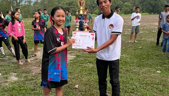 Dalam rangka Hut RI yg ke 80 grand final turnamen sepak bola wanita akhirnya KP.Lebak Peundeuy Tundukkan KP. Cibunut 1-0, Juara Jaro Cup Cisimeut Raya 2025 Disaksikan Ratusan Penonton