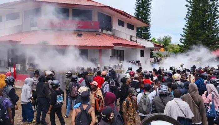 Demo Jaringan Internet di Merauke Berakhir Ricuh, Kantor Telkom Dirusak dan Nyaris Dibakar