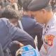 Humanis, Polisi Bagikan Air Pada Massa Aksi Unjuk Rasa di DPR
