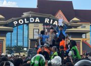 Kapolda Riau Temui Massa Aksi, Sampaikan Bela Sungkawa dan Komitmen Usut Tuntas Kasus Driver Ojol
