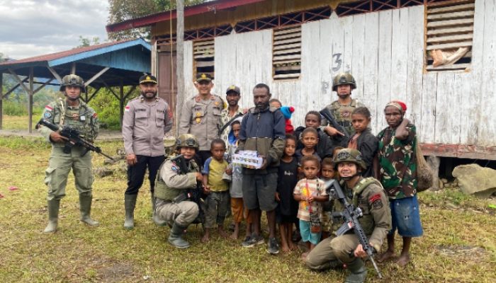 Satgas Ops Damai Cartenz Sambangi Kampung Apom Kiwirok, Salurkan Bantuan Bibit Tanaman dan Alat Tulis