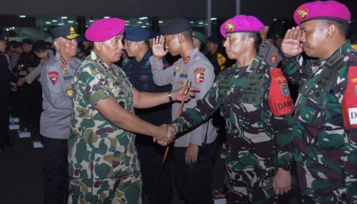 Pangkormar Dampingi Kapolri Tinjau Pasukan Pengamanan Di Gedung DPR / MPR RI