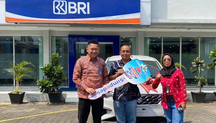 BRI Kanca Pondok Gede Serahkan Hadiah Grandprize Panen Hadiah Simpedes kepada Pemenang Undian PHS Periode 2 Tahun 2024
