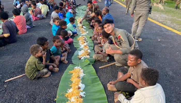 Satgas Ops Damai Cartenz Gelar Makan Bersama Warga di Kiwirok Hadirkan Senyum dan Kebahagiaan