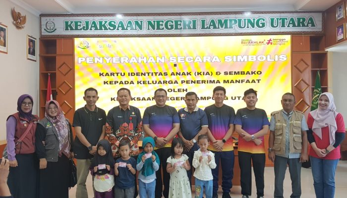 Kejari Lampung Utara Bagikan 100 Kartu Indentitas Anak