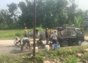 Dua Minggu Berturut-Turut Warga Perbaiki Jalan Menuju Baduy, Pemkab Lebak Dinilai Lalai Jalankan Tugas
