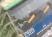 Truk Pengangkut Kayu Terperosok di Jalan Desa Pasirnangka Akibat Jalan Rusak