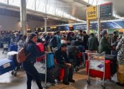 Bandara Kena Serang, Puluhan Penerbangan Dibatalkan-Penumpang Numpuk