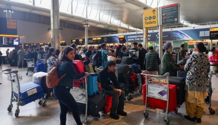 Bandara Kena Serang, Puluhan Penerbangan Dibatalkan-Penumpang Numpuk