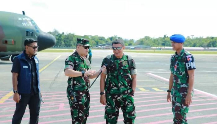 Danlanud Yohanis Kapiyau Sambut Kedatangan Danpom Kodau III dan Kalaiklambangja Kodau III di Bandara Mozes Kilangin Timika