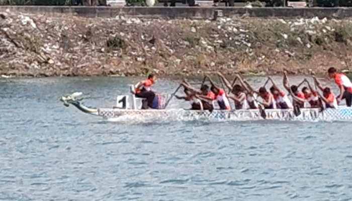 Generasi Bahari Tunjukkan Kemampuan Dayung Perahu Naga pada HUT ke-80 TNI