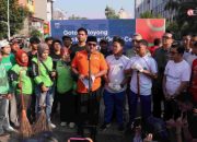 Pemprov DKI Gotong Royong Bersama Masyarakat Bersihkan Kawasan Halte Senen